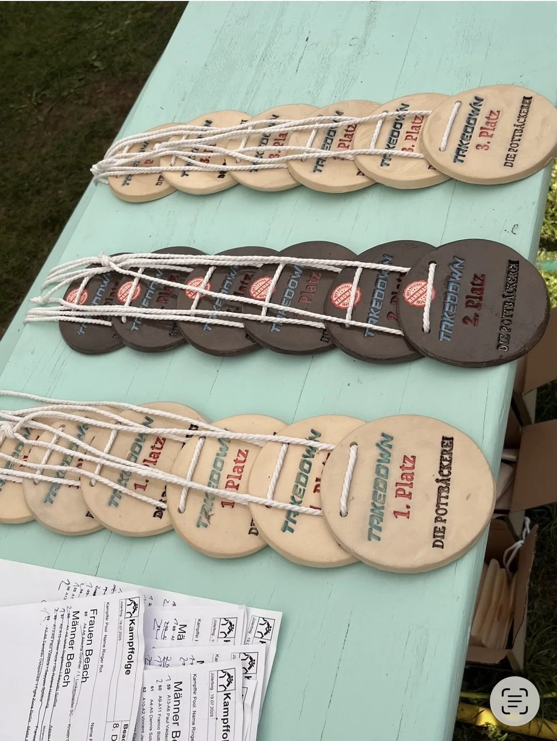 Fertig gebrannte Anhänger aus Ton mit Gravur