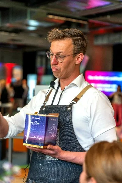 Felix zeigt ein Werkstück bei einem Firmen-Event